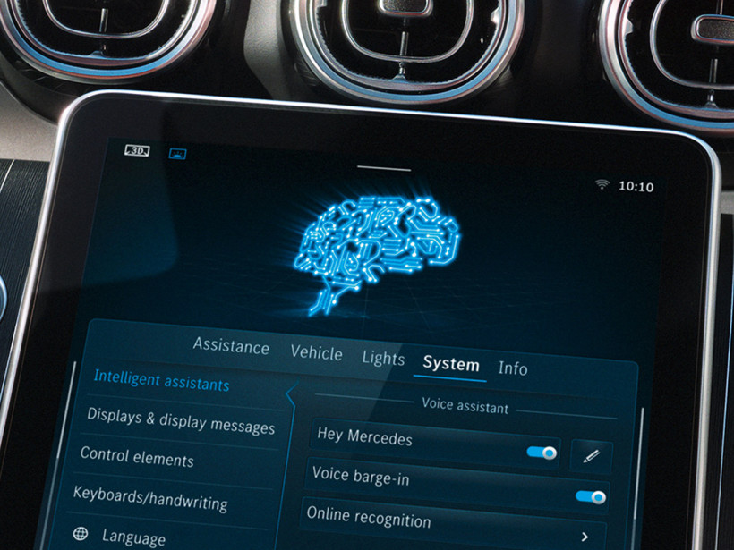 Nahaufnahme des Multimediasystems in einem Mercedes-Benz